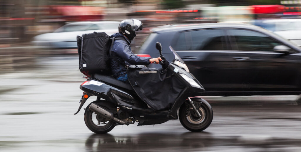 Coursier livreur moto